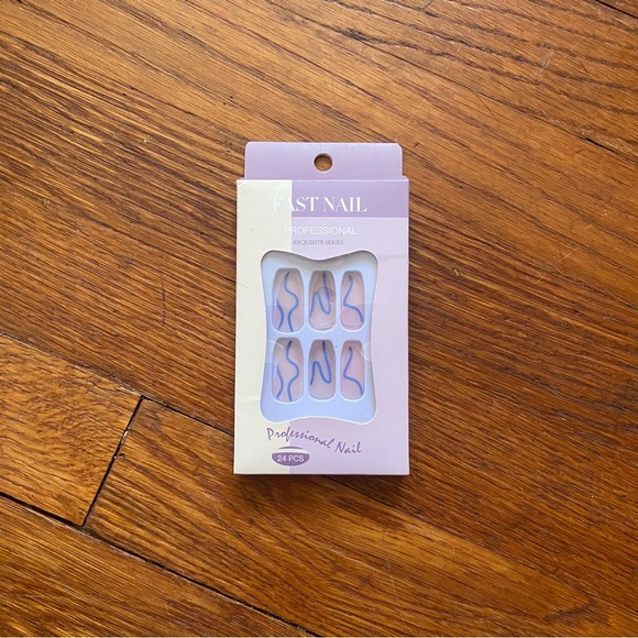 Blue Design Press-On Nails - Picture 3 of 5